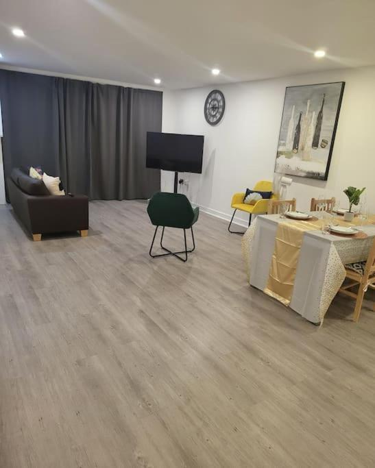 2 Bedrooms 2baths 3toilets Near Excel City Airport O2 Sleeps Up To 5 * Londra