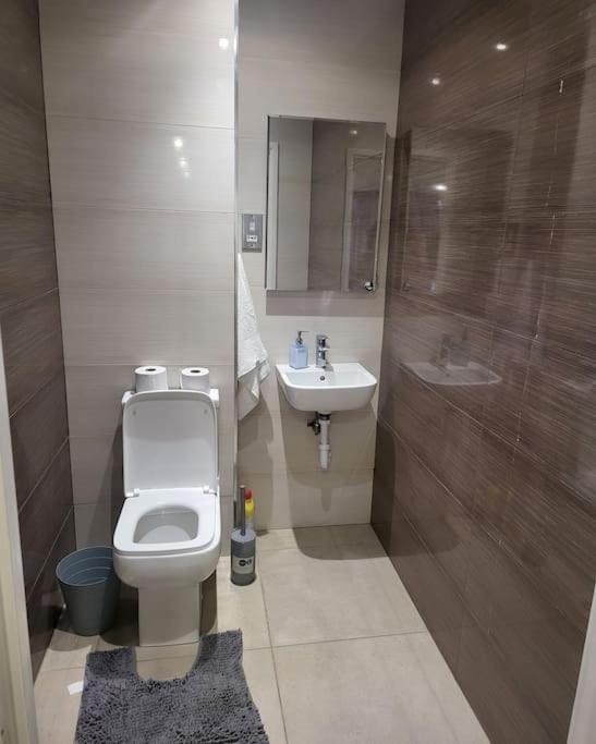 2 Bedrooms 2baths 3toilets Near Excel City Airport O2 Sleeps Up To 5 Appartamento Londra