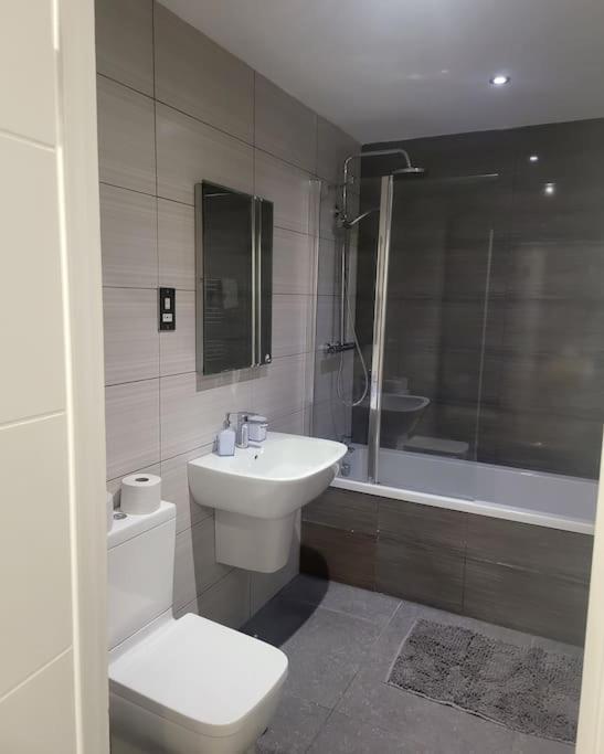 2 Bedrooms 2baths 3toilets Near Excel City Airport O2 Sleeps Up To 5 Appartamento