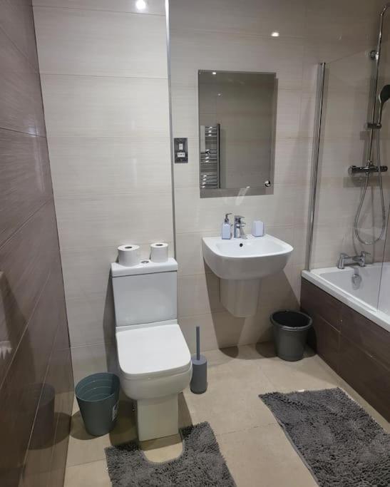2 Bedrooms 2baths 3toilets Near Excel City Airport O2 Sleeps Up To 5 Londra