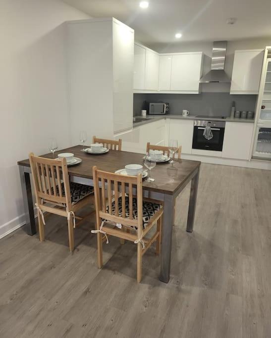 2 Bedrooms 2baths 3toilets Near Excel City Airport O2 Sleeps Up To 5 * Londra