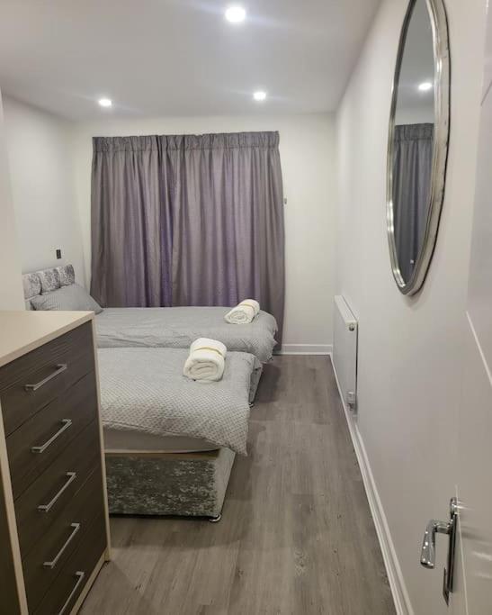 2 Bedrooms 2baths 3toilets Near Excel City Airport O2 Sleeps Up To 5 Londra