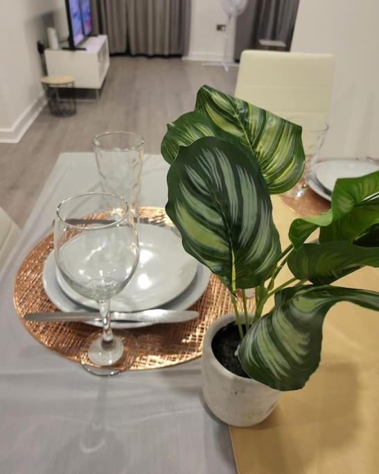 2 Bedrooms 2baths 3toilets Near Excel City Airport O2 Sleeps Up To 5 *