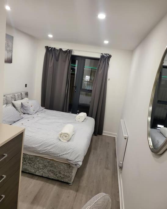 2 Bedrooms 2baths 3toilets Near Excel City Airport O2 Sleeps Up To 5 Appartamento *