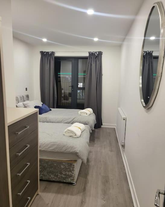2 Bedrooms 2baths 3toilets Near Excel City Airport O2 Sleeps Up To 5 Londra