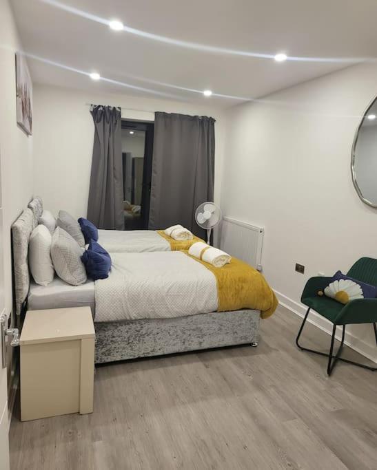 2 Bedrooms 2baths 3toilets Near Excel City Airport O2 Sleeps Up To 5 *