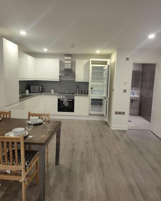 2 Bedrooms 2baths 3toilets Near Excel City Airport O2 Sleeps Up To 5 London