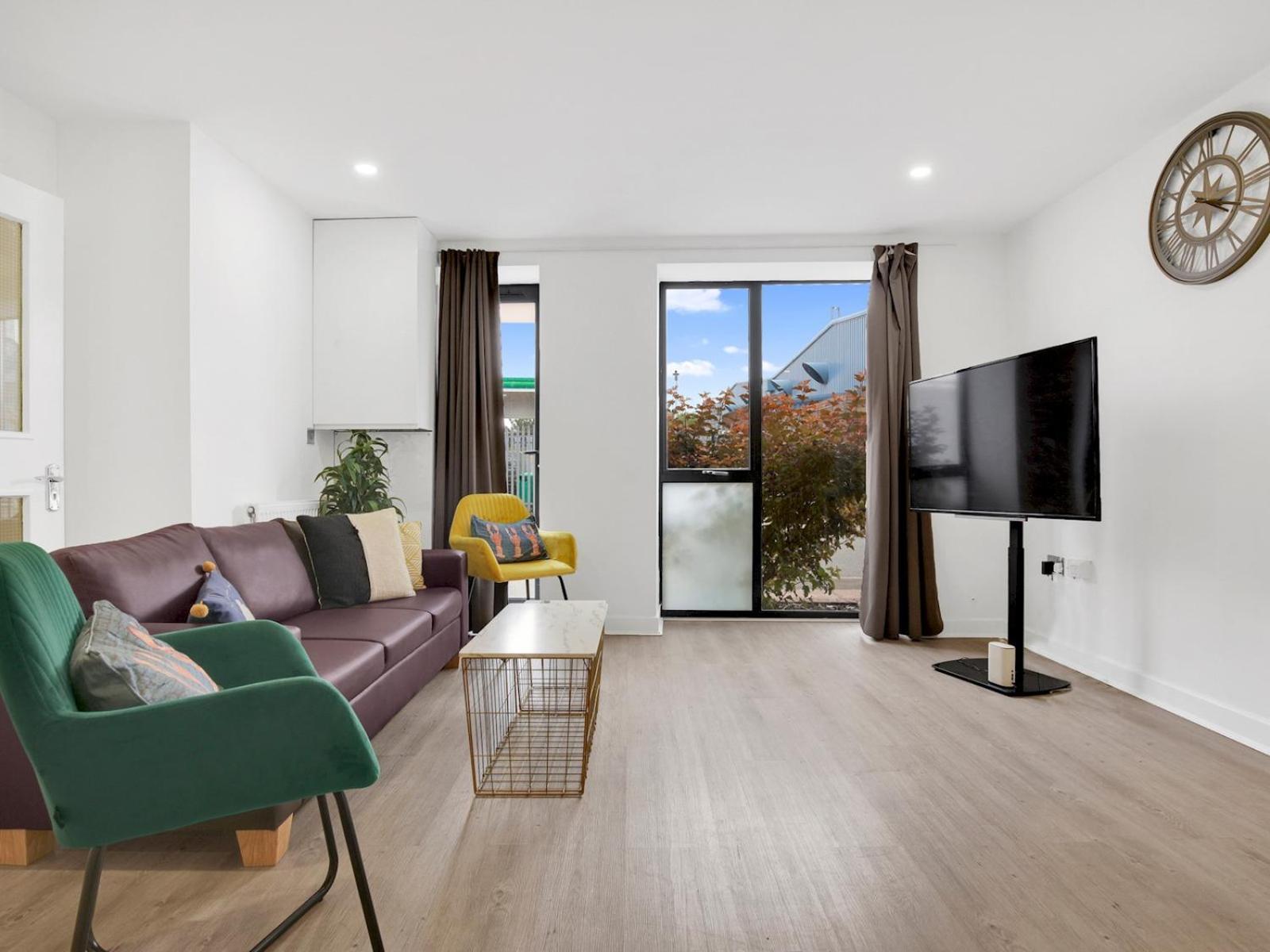 2 Bedrooms 2baths 3toilets Near Excel City Airport O2 Sleeps Up To 5 *