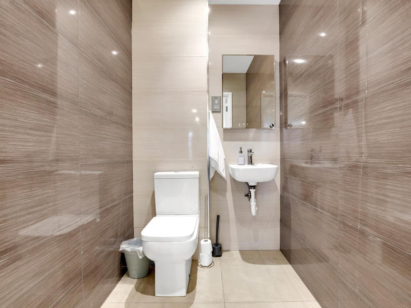 2 Bedrooms 2baths 3toilets Near Excel City Airport O2 Sleeps Up To 5 *
